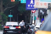东营台当局这个单位的公车，给了狗了